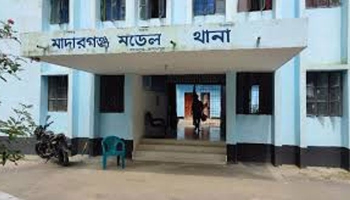 পুলিশের সামনেই সাংবাদিকের নাক ফাটাল মাদকসেবী