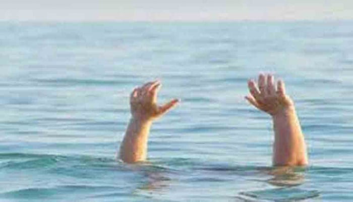 ট্রলারে উঠতে গিয়ে খালে পড়ে শিশুর মৃত্যু