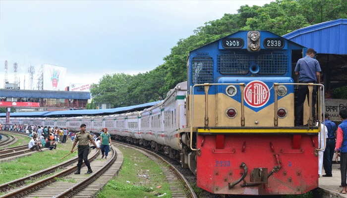 ট্রেনযাত্রীরা মানসম্পন্ন খাবার না পাওয়ায় দায়ী সরকারবিরোধী লোকজন