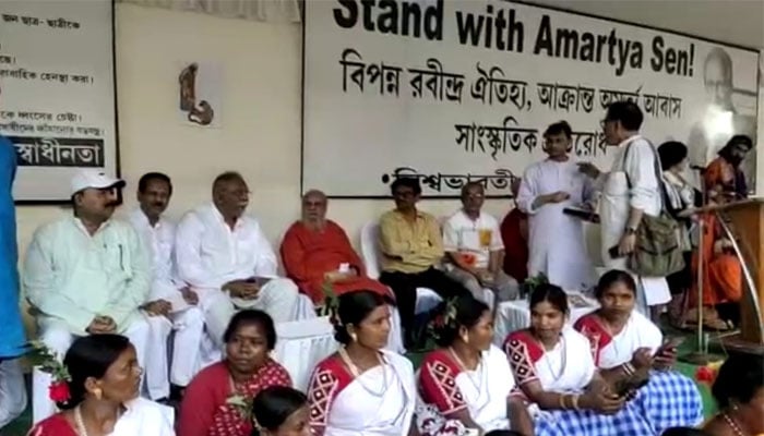 প্রতীচীর সামনে তৃণমূলপন্থী বুদ্ধিজীবীদের প্রতিবাদ সভা
