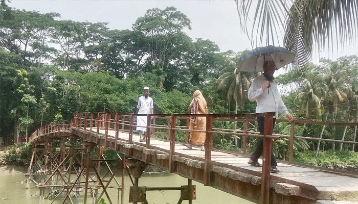 ‘বেশি মানুষ উঠলেই সেতুটি দুলতে থাকে’