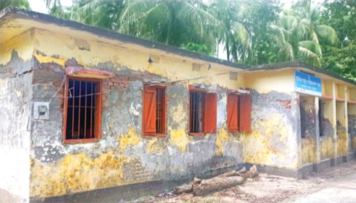 পরিত্যক্ত ভবনে ঝুঁকি নিয়ে স্বাস্থ্যসেবা