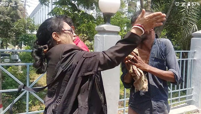 যশোরে রিকশাচালককে নারী আইনজীবীর মারপিটের ভিডিও ভাইরাল