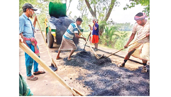 প্রকৌশলীর গাফিলতিতে বিটুমিন ছাড়াই কার্পেটিং