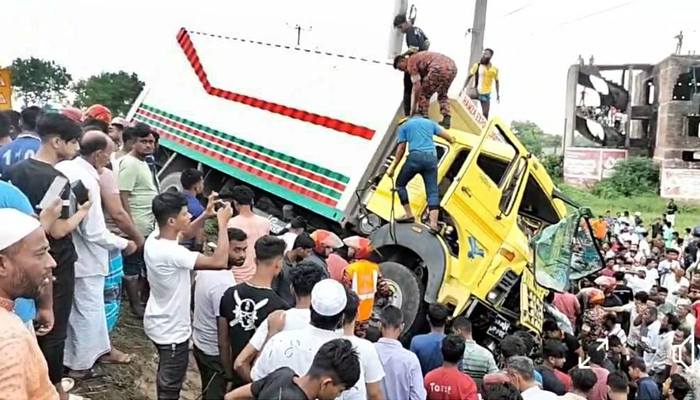 কুমিল্লায় কাভার্ডভ্যান-পিকআপ মুখোমুখি সংঘর্ষ, নিহত ৪