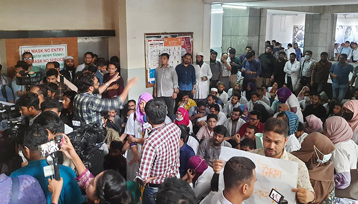 বিএসএমএমইউ উপাচার্যের কার্যালয় ঘিরে বিক্ষোভ, পুলিশের সঙ্গে ধাক্কাধাক্কি