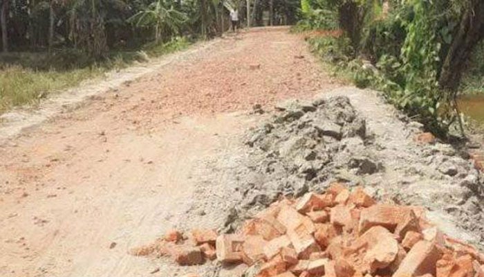 নিম্নমানের সামগ্রী দিয়ে রাতে সড়ক সংস্কার