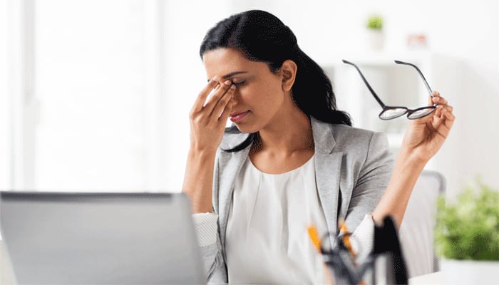 নাকের দু’পাশে চশমার দাগ? দূর করবেন যেভাবে