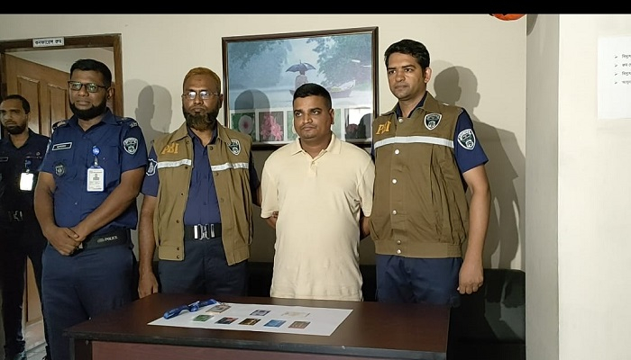 বিমানবন্দরের কর্মকর্তা পরিচয়ে প্রতারণা, গ্রেপ্তার ১