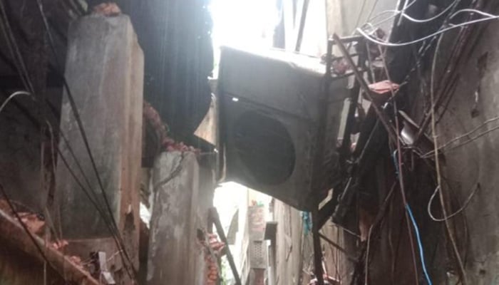 বংশালে পুলিশ ফাঁড়ি ভবনের বারান্দা ধসে পড়েছে