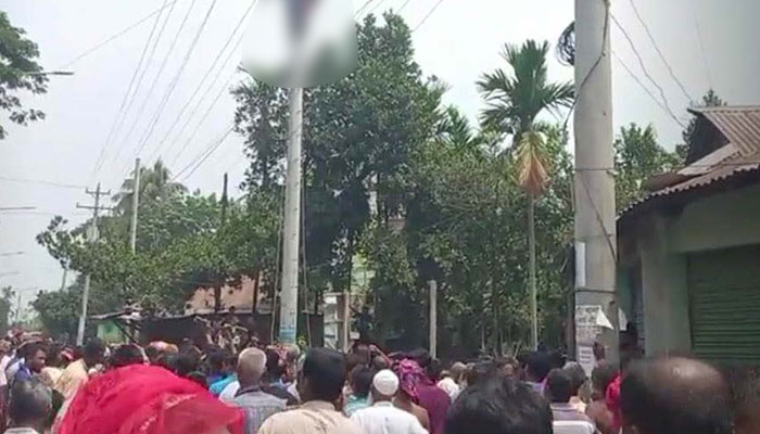 ঝুঁকিপূর্ণ সঞ্চালন লাইনে ঝুলছিলেন বিদ্যুৎকর্মী