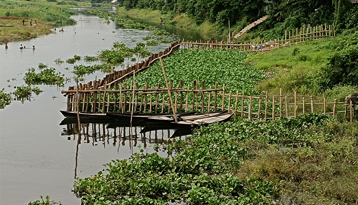 নদী দখল করে বাঁধ নির্মাণ, নৌ চলাচল ব্যাহত