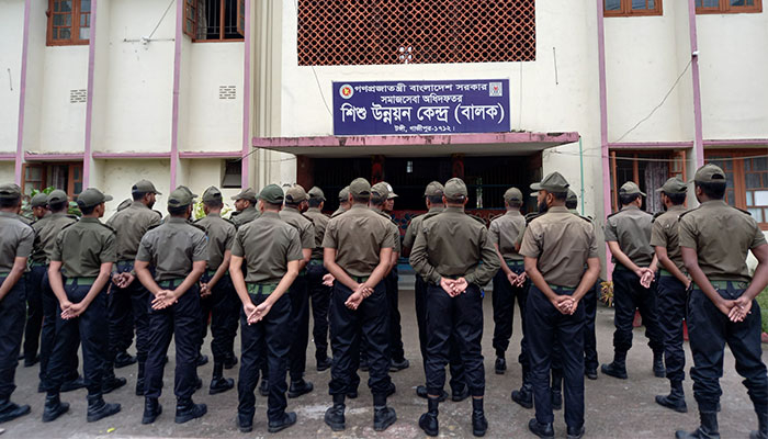 তত্ত্বাবধায়ককে সাড়ে তিন ঘণ্টা অবরুদ্ধ রাখেন আনসার সদস্যরা