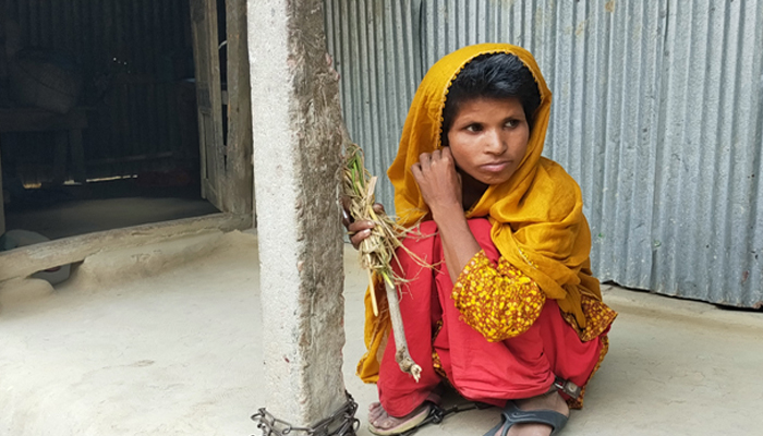 ২০ বছর ধরে শিকলবন্দি আনিসা