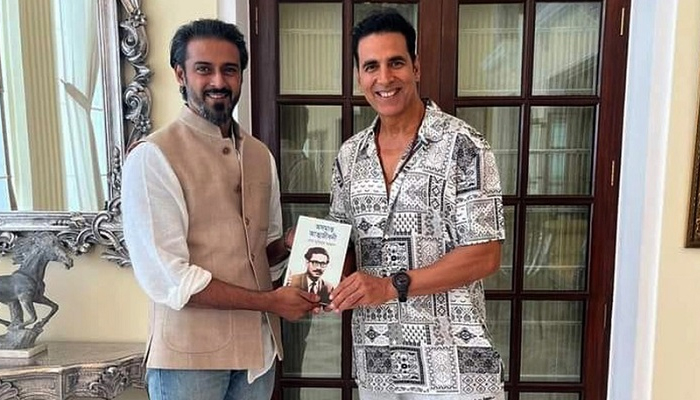 অক্ষয়ের কুমারের হাতে বঙ্গবন্ধুর ‘অসমাপ্ত আত্মজীবনী’