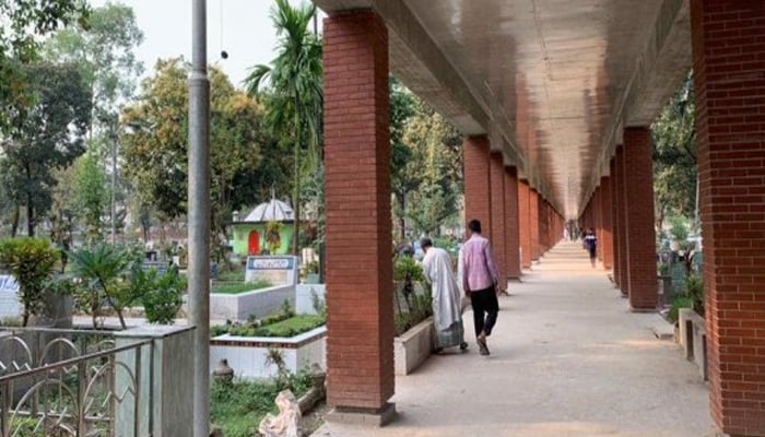 প্যারালাইজড বাবাকে রাস্তায় ফেলে গেলেন ছেলে, দুইদিন পর মৃত্যু