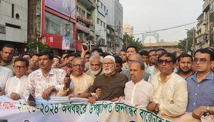 বাজেটকে স্বাগত জানিয়ে রাজধানীতে আনন্দ মিছিল