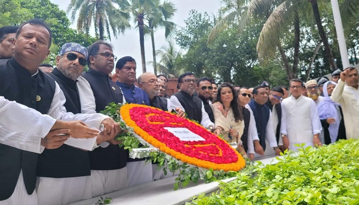 বঙ্গবন্ধুর সমাধিতে শ্রদ্ধা ঢাকা জেলা আ’লীগ নেতাদের