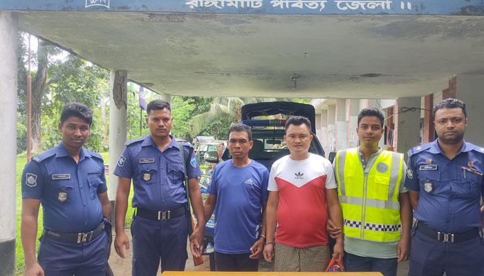 গরুর ট্রাক থেকে চাঁদা আদায়ের সময় আটক ২