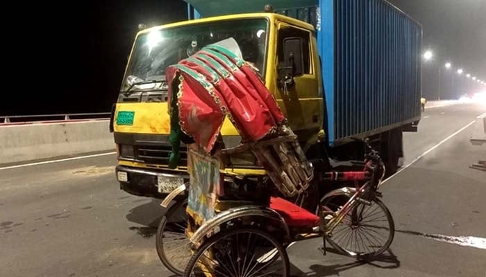গভীর রাতে অটোরিকশা নিয়ে পদ্মা সেতুতে যুবক
