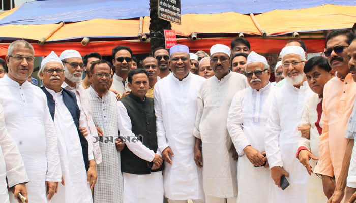 মাজার জিয়ারতের মাধ্যমে প্রচারণায় নৌকার প্রার্থী