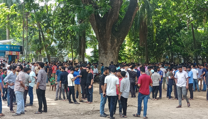 উদ্যানে বিএনপি, ঢাবির মিলন চত্বরে ‘সতর্ক’ ছাত্রলীগ