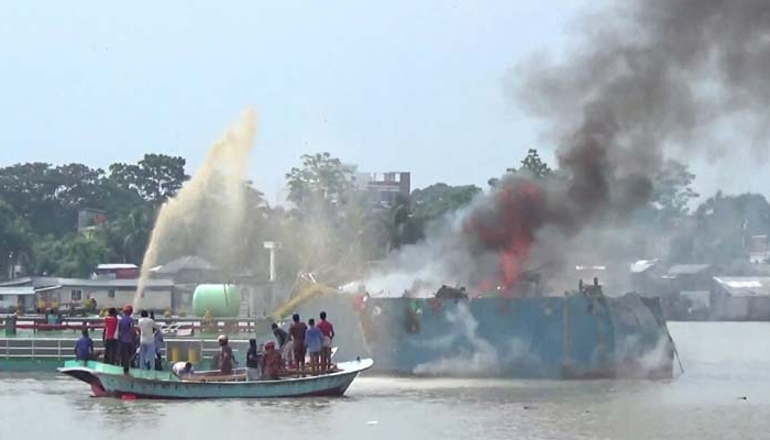 সুগন্ধায় তেলবাহী জাহাজে আগুনের পর বিস্ফোরণ