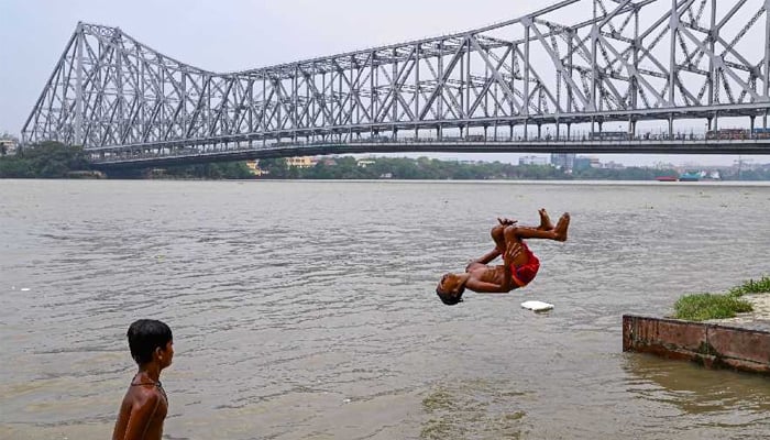 ভ্যাপসা গরমে নাভিশ্বাস কলকাতাবাসীর
