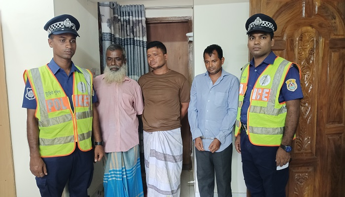 গোসলে নামা পর্যটকরাই তাদের টার্গেট