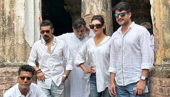 ‘দশম অবতার’র মধ্যমণি জয়া, চমক দিলেন সৃজিত!