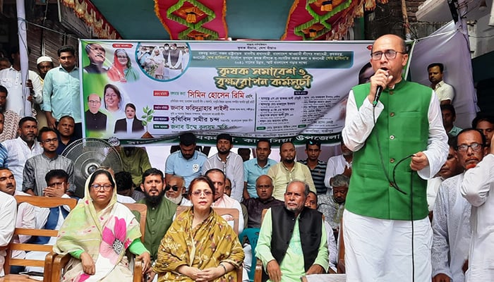 মঞ্চ ভেঙে পড়লেন দুই এমপিসহ কৃষক লীগ সভাপতি
