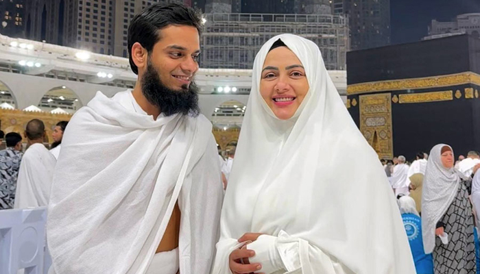 এক দিনের সন্তানকে কোরআন শোনালেন সানা খান