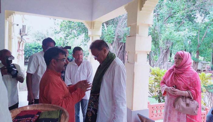 শান্তিনিকেতনে তথ্যমন্ত্রী