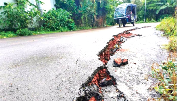 সংস্কারের চার মাসেই সড়কে ধস