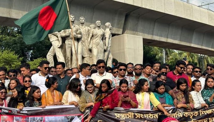 শিক্ষার্থীদের ওপর বিএনপির হামলার প্রতিবাদে ছাত্রলীগের সমাবেশ