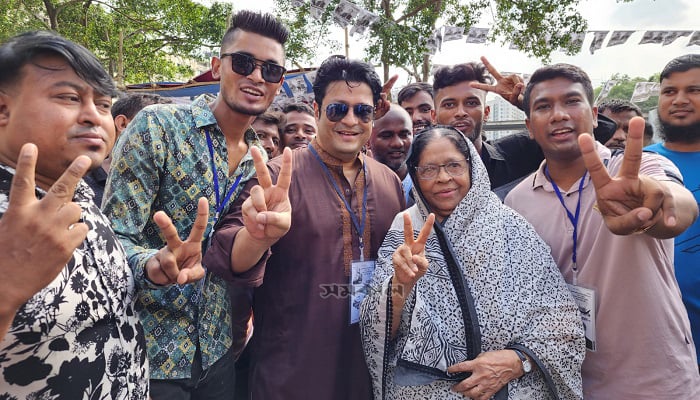 মাকে নিয়ে ভোটকেন্দ্রে চিত্রনায়ক ফেরদৌস