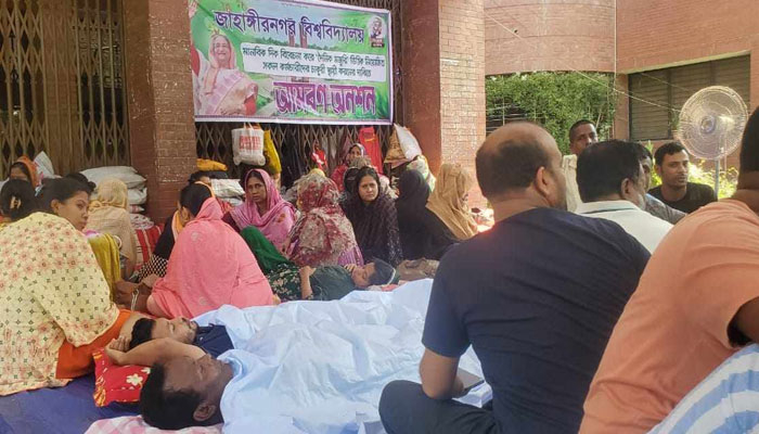 জাবিতে চাকরি স্থায়ীকরণের দাবিতে কাফনের কাপড় পরে অনশন