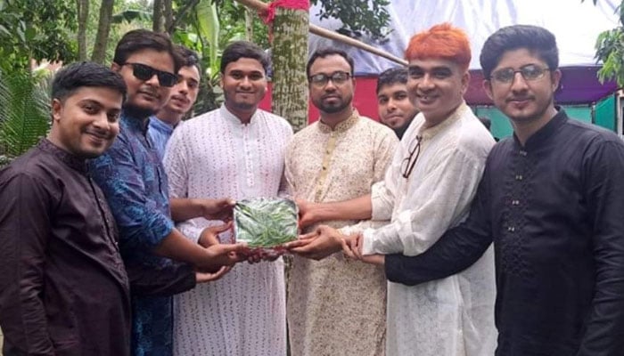 বন্ধুর বিয়ের উপহার কাঁচা মরিচ!