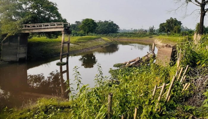 ভাঙা সেতুতে দুর্ভোগ