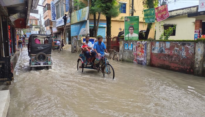 বেড়িবাঁধ ভেঙে রাঙ্গাবালীর ৫ গ্রাম প্লাবিত, পটুয়াখালী পৌর শহরেও পানি