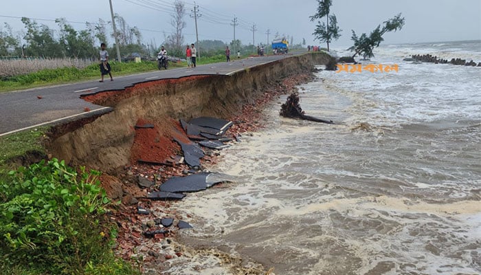 স্রোতে ভাঙছে মেরিন ড্রাইভ সড়ক, যোগাযোগ বিচ্ছিন্নের আশঙ্কা
