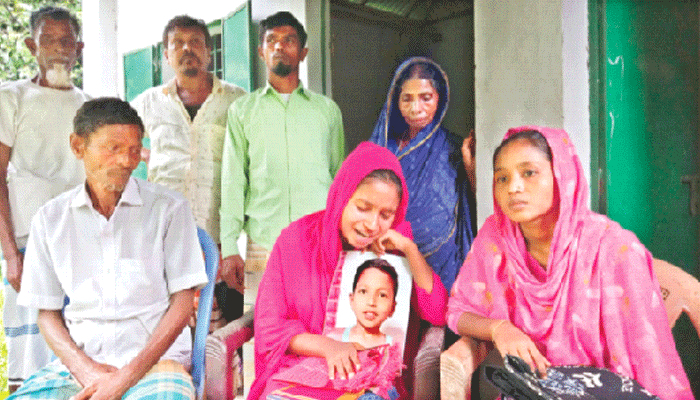 নতুন পোশাক রইল পড়ে, কাফনে বিদায়