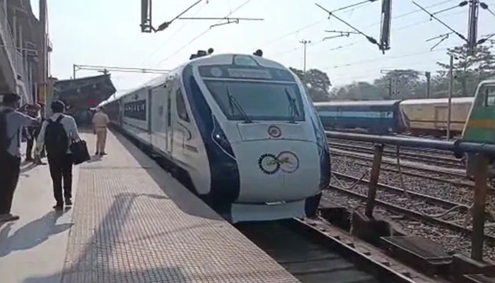 আজব কাণ্ডে থামল ট্রেন