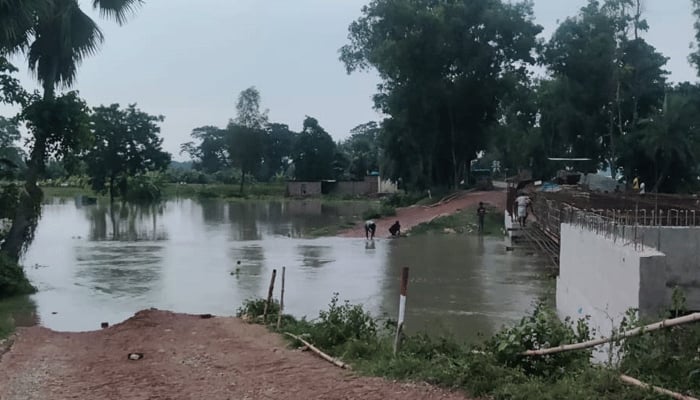 তিন দিন চলাচল বন্ধ, দুর্ভোগ