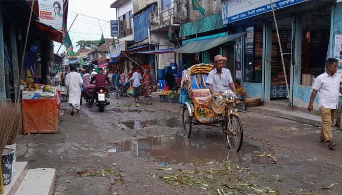 পৌর সড়কে হাঁটাই কষ্ট