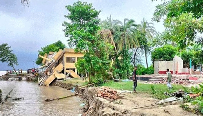 ভাঙনরোধ কাজের মধ্যেই বিদ্যালয় ভবনে ধস