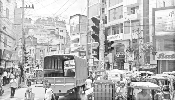অবৈধ পার্কিং-ফুটপাত দখল, রংপুর নগরীতে তীব্র যানজট
