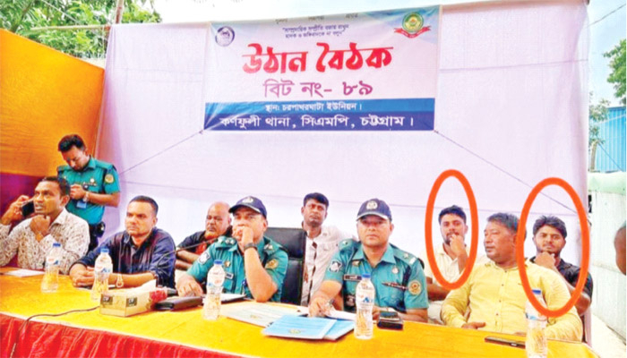খুনের আসামি পুলিশের উঠান বৈঠকের বিশেষ  অতিথি