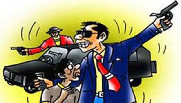 মধ্যরাতে ডিবি পরিচয়ে অস্ত্র ঠেকিয়ে ডাকাতির অভিযোগ