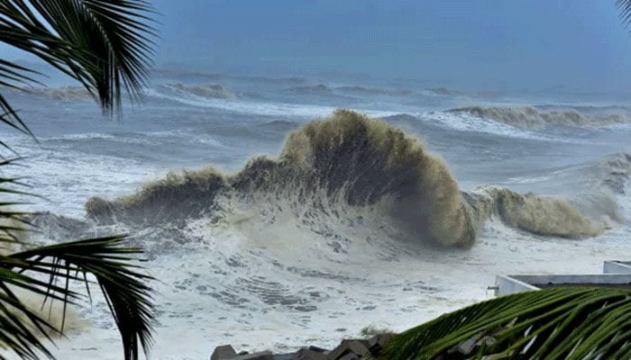 পূর্ণিমার জোয়ারে উত্তাল সাগর নদী